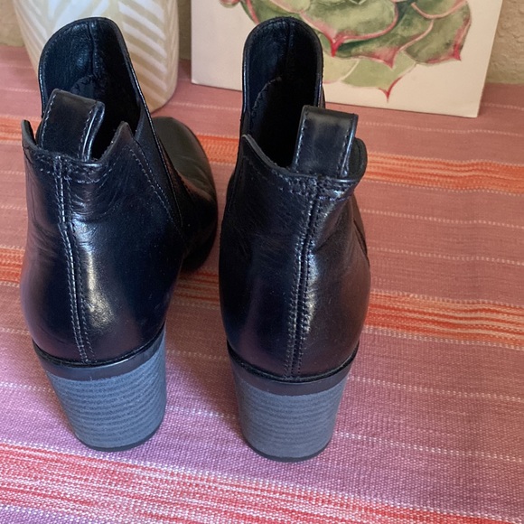 Super Cute DOROTHY GAYNOR booties - Picture 5 of 11